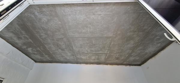 Auftragen der zementaren Abdichtung auf den Boden, um eine erste durchgehende Barriere gegen Wasser und Gase zu bilden.