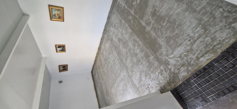 Bodenoberflache nach der ersten Schicht zementarer Abdichtung, mit versiegeltem Untergrund und bereit fur den zweiten Auftrag.