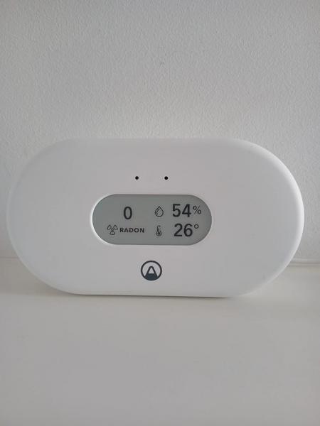 Radonmessgerat zeigt 0 Bq/m³, 54 % relative Luftfeuchte und 26 Grad Temperatur nach dem Eingriff am Boden.