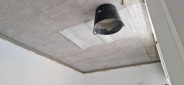 Preparación del soporte: limpieza, apertura de poros y reparación de fisuras o puntos débiles.