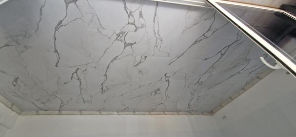 Vista general del nuevo pavimento cerámico ya colocado sobre la superficie impermeabilizada, con las piezas de gran formato alineadas y juntas continuas en toda la superficie.